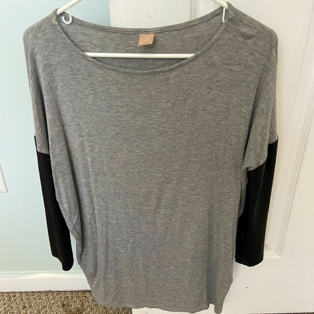 Jolie gray top with black leather sleeves